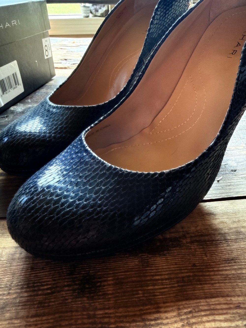 NWT TAHARI Ta-Colette black leather snake heel pump shoes size 8.5